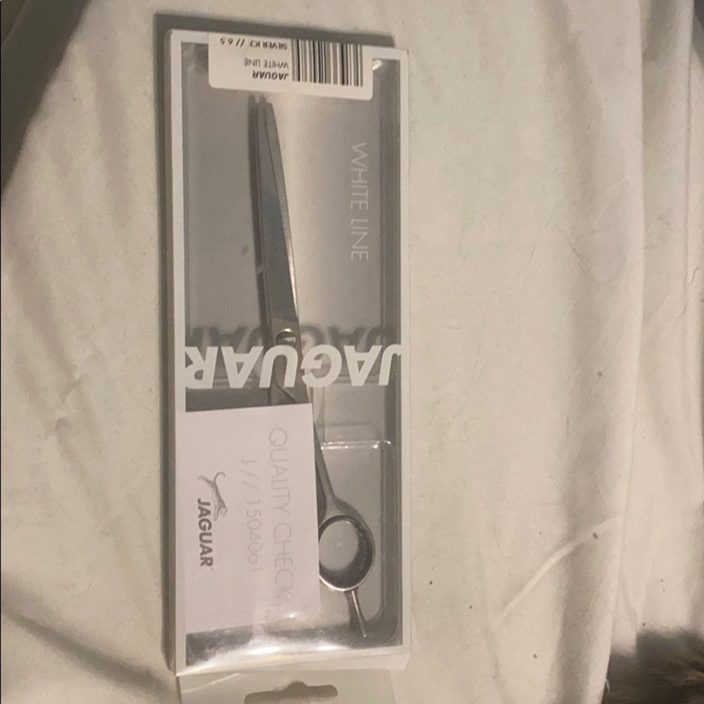 Professional hair cutting scissors